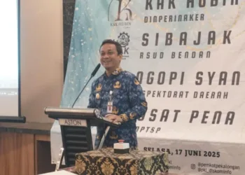Wali Kota Pekalongan, Achmad Afzan Arslan Djunaid, melaunching lima inovasi peserta PKA di Hotel Aston Syariah Pekalongan, Selasa, 17 Juni 2025. (Fahri Akbar/Lingkarjateng.id)