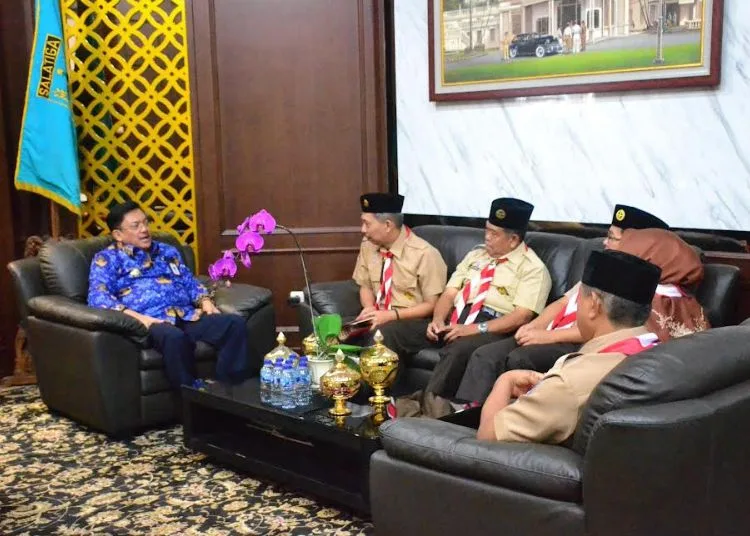 AUDIENSI: Wali Kota Salatiga Robby Hernawan saat menerima audiensi Kwartir Cabang (Kwarcab) Gerakan Pramuka Salatiga di ruang kerjanya, Selasa, 17 Juni 2025. (Prokompim Setda Salatiga/Lingkarjateng.id)