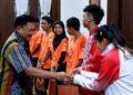 BERSALAMAN: Wali Kota Salatiga Robby Hernawan menyambut kedatangan sejumlah atlet yang berkunjung ke rumah dinas wali kota pada Jumat, 13 Juni 2025. (Prokompim Setda Salatiga/Lingkarjateng.id)