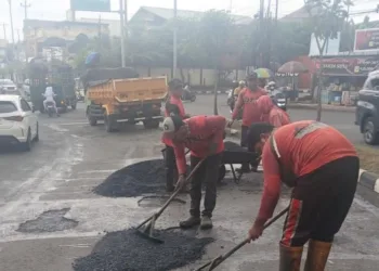 MENAMBAL JALAN: Tim Dinas Pekerjaan Umum Kota Semarang menambal jalan berlubang di Jalan Candi Prambanan, Kecamatan Ngaliyan, Kota Semarang beberapa waktu lalu. (Humas Pemkot Semarang/Lingkarjateng.id)
