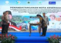 SIMBOLIS: Wali Kota Semarang Agustina Wilujeng Pramestuti menandatangani
nota kesepakatan bersama Pemprov Jateng dan Kementerian PKP terkait program rumah subsidi di Gedung Gradhika Bhakti Praja, Kota Semarang, pada Jumat, 20 Juni 2025. (Humas Pemkot Semarang/Lingkarjateng.id)