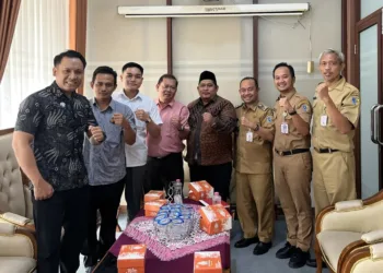 Walimachi berfoto bersama Ketua DPR Demak, Zainul Fatta, dan jajaran Dinnakerind Demak dalam silaturahmi pada Selasa, 24 Juni 2025. (Dok. HMS/Lingkarjateng.id)