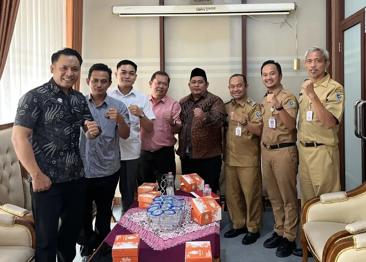 Walimachi berfoto bersama Ketua DPR Demak, Zainul Fatta, dan jajaran Dinnakerind Demak dalam silaturahmi pada Selasa, 24 Juni 2025. (Dok. HMS/Lingkarjateng.id)