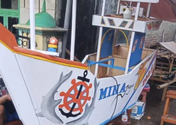 POTRET: Replika kapal nelayan yang akan digunakan untuk larung sesaji tradisi sadranan sedekah laut dan bumi warga Kelurahan Bandengan, Kecamatan/Kabupaten Kendal. (Unggul Priambodo/Lingkarjateng.id)