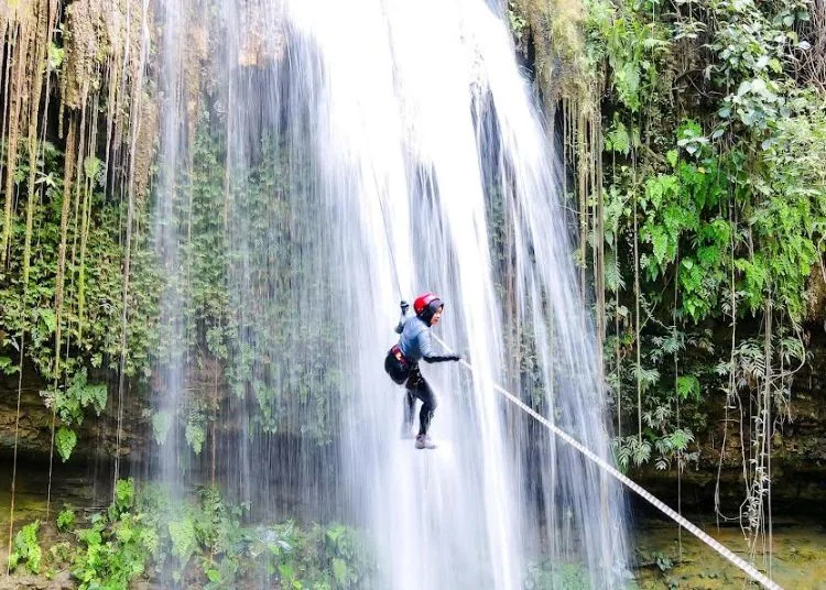 Air Terjun Widuri Grobogan Dikembangkan Jadi Destinasi Wisata Canyoneering 25 Salah seorang anggota Komunitas Pecinta Alam Canyoneering Kabupaten Grobogan saat melakukan atraksi di Air Terjun Widuri di Desa Kemadohbatur. (Dok. for Lingkarjateng.id)