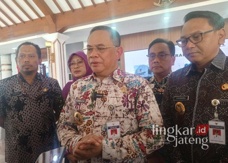 Bupati Pati, Sudewo menjawab pertanyaan wartawan, Rabu, 4 Juni 2025. (Setyo Nugroho/Lingkarjateng.id)