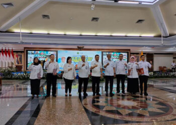 Gubernur Jawa Tengah Ahmad Luthfi saat foto bersama CPNS dan PPPK usai Penyerahan Keputusan Penugasan Guru Sebagai Kepala Sekolah dan Pengangkatan Aparatur Sipil Negara (ASN) Formasi Tahun 2024. (Rizky Syahrul/Lingkarjateng.id)