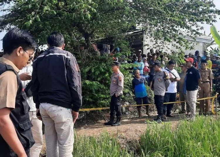 Polsek Karanganyar saat melakukan cek TKP penemuan mayat di area persawahan, Desa Wonoketingal, Karanganyar, Demak, Selasa, 24 Juni 2025. (Dok pribadi for Lingkarjateng.id)