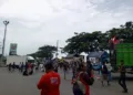 Ratusan sopir truk memblokade Jalan Lingkar Selatan dengan kendaraan besar bermuatan sound pada Kamis, 19 Juni 2025. (Setyo Nugroho/Lingkarjateng.id)