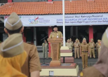 Harganas, Wabup Jepara Gus Hajar Tekankan Pentingnya Pembangunan Keluarga Tangguh 32 Wakil Bupati, M. Ibnu Hajar (Gus Hajar) saat memimpin upacara peringatan Harganas Ke-32 di Halaman Kantor Bupati, pada Senin, 30 Juni 2025. (Tomi Budianto/Lingkarjateng.id)