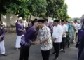 Bupati Pati Sudewo bersama Wakil Bupati Risma Ardhi Chandra menyambut kedatangan jemaah haji di halaman Setda Kabupaten Pati pada Sabtu pagi, 28 Juni 2025. (Setyo Nugroho/Lingkarjateng.id)