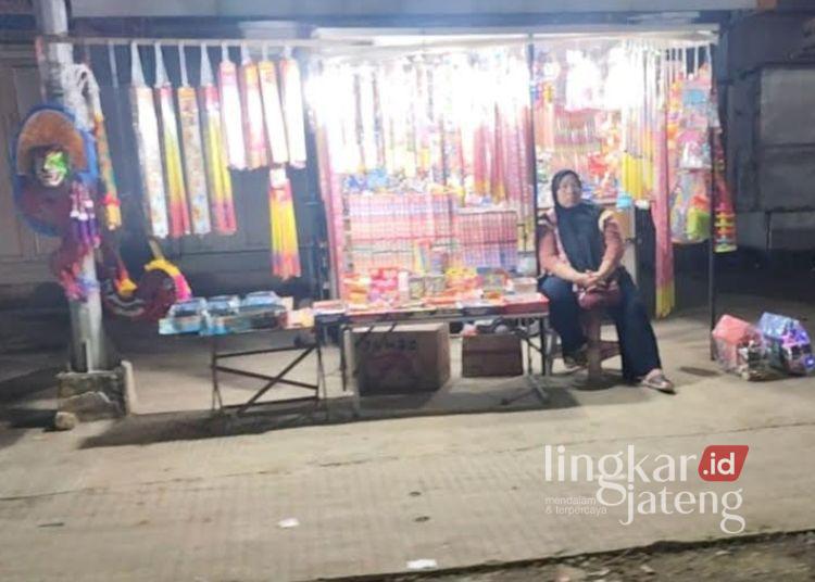 Pengelola Parkir Pasar Mayong Jepara Paksa PKL Tanda Tangan Surat Pernyataan 25 Pedagang kaki lima saat berjualan di depan Pasar Mayong Jepara. (Tomi Budianto/Lingkarjateng.id)