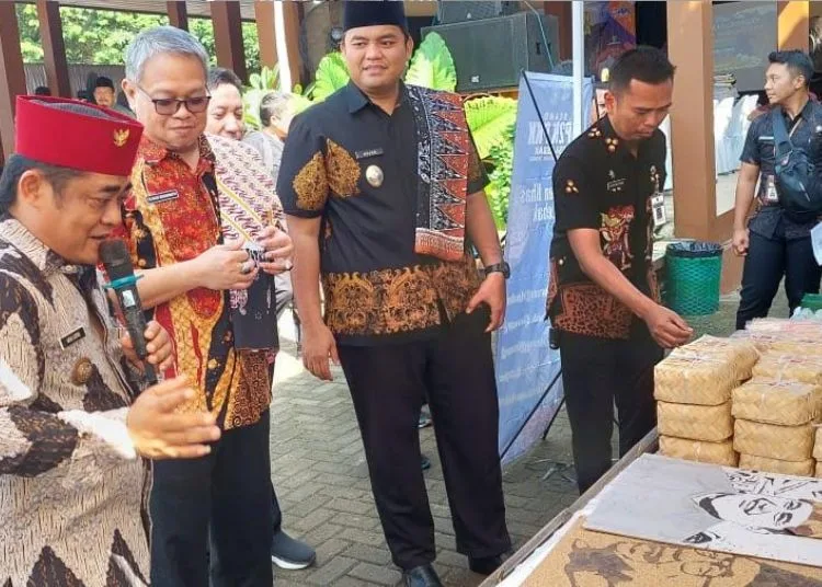 Lebak Wakili Jepara di Lomba Desa Tingkat Jawa Tengah 25 Wakil Bupati Jepara M. Ibnu Hajar (Gus Hajar) saat mendampingi Kepala Dispermasdesdukcapil Provinsi Jawa Tengah Tri Harso Widirahmanto, beserta Tim Penilai Lomba Desa mengunjungi Desa Lebak, Kecamatan Pakis Aji, untuk melakukan Klarifikasi Lapangan Lomba Desa Provinsi Jawa Tengah, di Balai Desa Lebak, pada Kamis, 26 Juni 2025. (Tomi Budianto/Lingkarjateng.id)