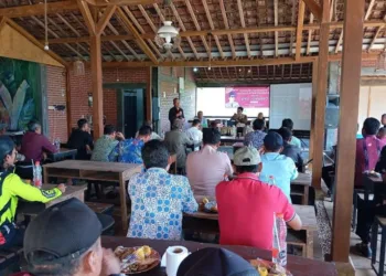 Wakil Ketua Dewan Perwakilan Rakyat Daerah (DPRD) Kabupaten Jepara, Junarso saat menjadi narasumber dalam kegiatan diskusi pengan keluarga di Cafe Rolet Desa Kelet, Kecamatan Keling, Kabupaten Jepara, pada Kamis, 26 Juni 2025. (Tomi Budianto/Lingkarjateng.id)