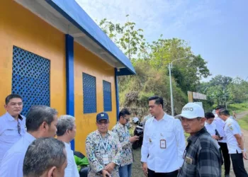 Wakil Ketua DPRD Kabupaten Jepara, Pratikno (topi putih) bersama Bupati Jepara, Witiarso Utomo (Mas Wiwit) dan Kepala Balai Cipta Karya Jawa Tengah, Kusworo saat meninjauan Embung Kalimati di Kelurahan Bapangan, Kecamatan Jepara, pada Kamis, 26 Juni 2025. (Tomi Budianto/Lingkarjateng.id)