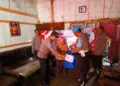 Jajaran personel Polres kendal memberikan bantuan sosial berupa paket sembako kepada warga yang kurang mampu. (Dok. Pribadi/Lingkarjateng.id)