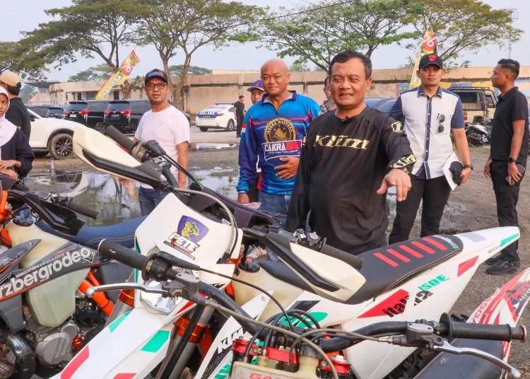 Gubernur Jawa Tengah, Ahmad Lutfi usai mencoba sirkuit Event Hiu Selatan International Hard Enduro. (Dok. Pribadi/Lingkarjateng.id)