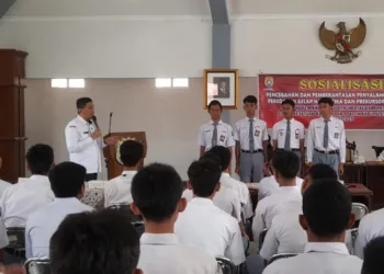 Kepala Kesbangpol Kendal, Alfebian Yulando saat memberikan pengarahan kepada para Capaskibraka. (Arvian Maulana/Lingkarjateng.id)