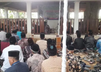 Warga Desa Jungsemi, Kecamatan Kangung, Kabupaten Kendal saat melakukan doa bersama di area makam kemangi 
(Arvian Maulana/Lingkarjateng.id)