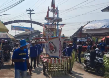 Replika kapal Sadranan Sedekah Laut dan Bumi di Kelurahan Bandengan Kendal yang berisi sesaji diarak terlebih dahulu sebelum dilarung ke laut, Sabtu, 28 Juni 2025. (Unggul Priambodo/Lingkarjateng.id)