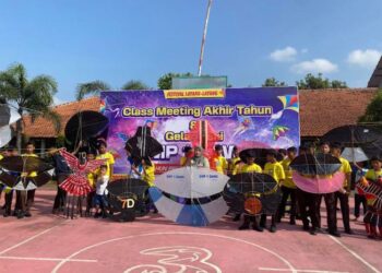Antusiasme anak-anak SMP 1 Dawe saat bermain layang-layang pada Kamis, 12 Juni 2025. (Mohammad Fahtur Rohman/Lingkarjateng.id)