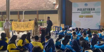 Antusiasme Siswa SMP 1 Gebog saat mengikuti Pelatihan Ecoprint di SMP 1 Gebog pada Selasa, 17 Juni 2025. (Fahtur Rohman/Lingkarjateng.id)
