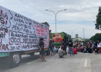 Aksi mogok ratusan sopir truk di terminal Jati Kudus dalam rangka protes kebijakan ODOL, Kamis, 19 Juni 2025. (Mohammad Fahtur Rohman/Lingkarjateng.id)