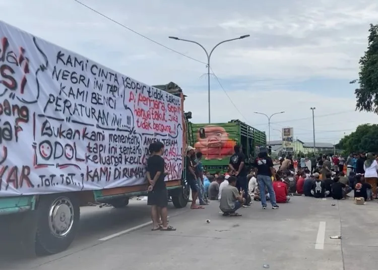 Aksi mogok ratusan sopir truk di terminal Jati Kudus dalam rangka protes kebijakan ODOL, Kamis, 19 Juni 2025. (Mohammad Fahtur Rohman/Lingkarjateng.id)