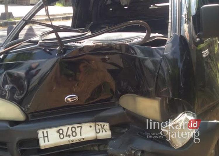 Kabin mobil Daihatsu Zebra H 8487 GK rusak parah setelah terlibat kecelakaan di jalan lingkar selatan (JLS) Blotongan, Kecamatan Sidorejo, Salatiga, Rabu, 4 Juni 2025. (Dok.Warga/Lingkarjateng.id)