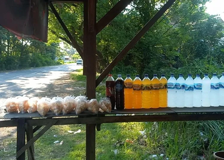 Legen, Minuman Tradisional Khas Rembang yang Menyegarkan 25 Minuman legen berjejer dengan berbagai olahan produk siwalan. (Muhammad Faalih/Lingkarjateng.id)