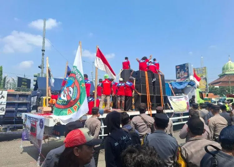 Sejumlah truck dari beberapa daerah di Jateng saat memggelar unjuk rasa di depan Kantor Dishub Jateng, Senin, 23 Juni 2025. (Rizky Syahrul/Lingkarjateng.id)