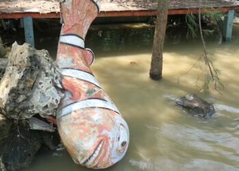 Fasilitas di wisata Mina Mangrove Desa Tunggulsari, Kecamatan Tayu, Kabupaten Pati hancur akibat banjir rob. (Setyo Nugroho/Lingkarjateng.id)