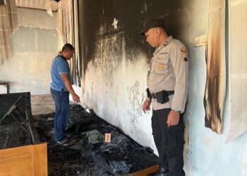 Anggota kepolisian melakukan pemeriksaan di lokasi kebakaran pada Kamis, 12 Juni 2025. (Humas Polresta Pati)