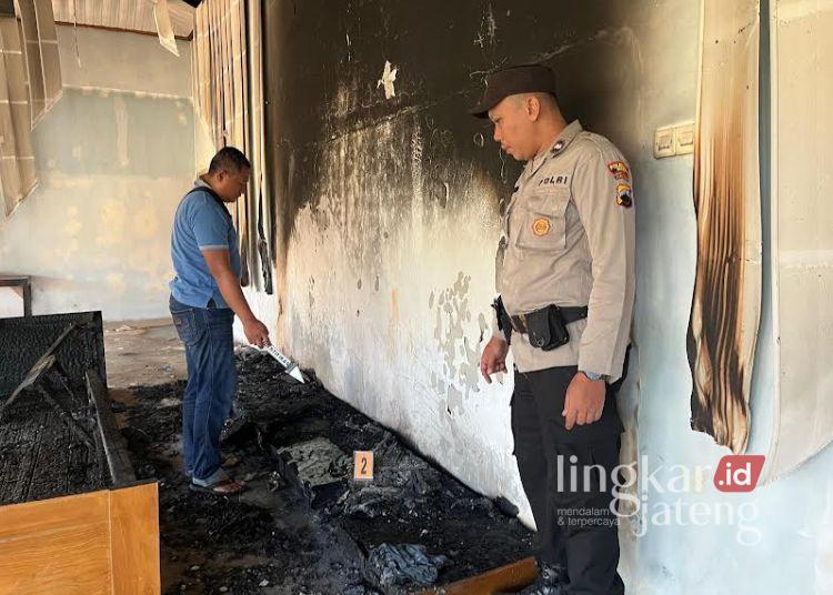 Anggota kepolisian melakukan pemeriksaan di lokasi kebakaran pada Kamis, 12 Juni 2025. (Humas Polresta Pati)