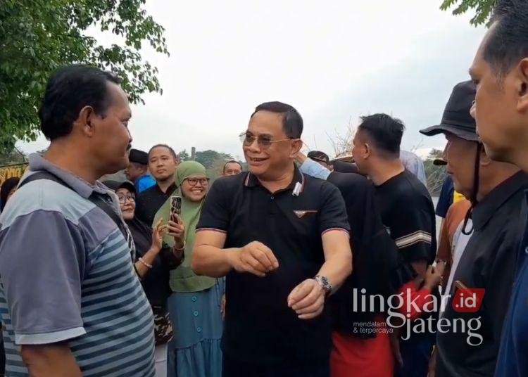 Terkesan Berantakan, Bupati Pati Minta Kios di Wisata Waduk Gembong Ditata Lagi 25 Bupati Pati Sudewo meminta Dinporapar melakukan penataan kios PKL di kawasan wisata waduk Gembong (Seloromo) saat meninjau langsung wisata Pesona Poncodan pada Senin, 9 Juni 2025 lalu. (Mutia Parasti/Lingkarjateng.id)