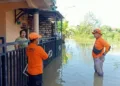 Tim Badan Penanggulangan Bencana Daerah (BPBD) Kabupaten Pati meninjau banjir rob di Desa Tunggulsari, Kecamatan Tayu pada Rabu, 18 Juni 2025. (Dok. BPBD Pati)