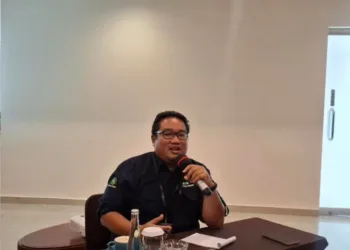 Kepala Departemen Bisnis PT Pegadaian Kanwil XI Semarang, Tyas Ari Hidayat saat melakukan pemaparan dalam kegiatan Pelatihan Jurnalistik dan Uji Kompetensi Wartawan, Kamis sore, 19 Juni 2025. (Rizky Syahrul/Lingkarjateng.id)