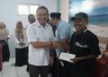 Wali Kota Pekalongan  Afzan Arslan Djunaid secara simbolis menyerahkan Banpot triwulan II kepada ketua RT/RW di Aula Kantor Kelurahan Padukuhan Kraton, Rabu, 11 Juni 2025. (Fahri Akbar/Lingkarjateng.id)