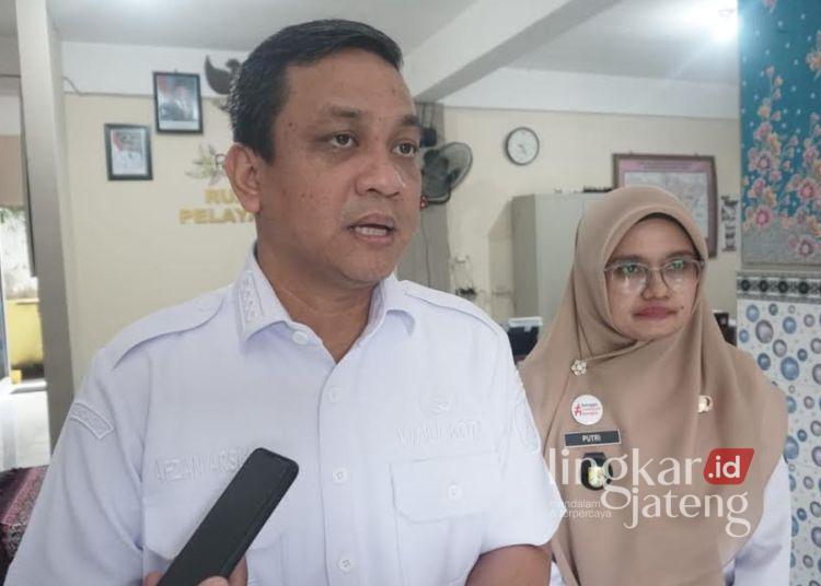 Wali Kota Pekalongan Afzan Arslan Djunaid memberikan pernyataan kepada media terkait keberadaan grup komunitas gay di media sosial yang dinilai meresahkan, Rabu, 11 Juni 2025. (Fahri Akbar/Lingkarjateng.id)