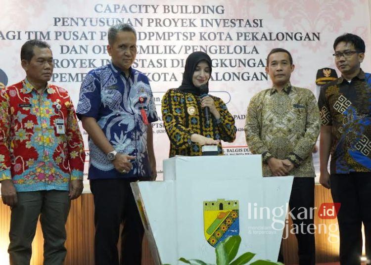 Wakil Wali Kota Pekalongan, Balgis Diab, saat meluncurkan inovasi PUSAT PENA di Hotel KHAS Pekalongan, Kamis, 12 Juni 2025.(Fahri Akbar/Lingkarjateng.id)