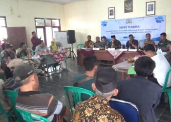 Ketua BPD Kalijoyo, Sulistyo Aji, memimpin forum klarifikasi dugaan pungli PTSL di Balai Desa Kalijoyo, di hadapan warga, perangkat desa, dan unsur Forkop, Kamis, 12 Juni 2025 (Fahri Akbar/Lingkarjateng.id)