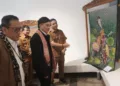Staf Khusus Presiden Bidang Ekonomi Kreatif, Yovie Widianto, saat mengunjungi Museum Batik Pekalongan, Senin, 16 Juni 2025. (Fahri Akbar/Lingkarjateng.id)