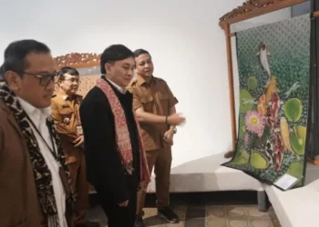 Staf Khusus Presiden Bidang Ekonomi Kreatif, Yovie Widianto, saat mengunjungi Museum Batik Pekalongan, Senin, 16 Juni 2025. (Fahri Akbar/Lingkarjateng.id)