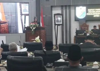 Wakil Wali Kota Pekalongan, Balgis Diab, saat memberikan penjelasan mengenai Raperda Pertanggungjawaban Pelaksanaan APBD 2024 dan Perubahan KUA-PPAS 2025 di Ruang Sidang Paripurna DPRD Kota Pekalongan, Senin, 16 Juni 2025. (Fahri Akbar/Lingkarjateng.id)