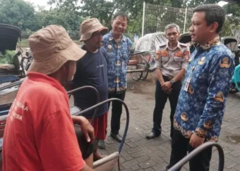 Wali Kota Pekalongan  Afzan Arslan Djunaid berdialog langsung dengan para tukang becak di Kantor Dishub, Selasa, 17 Juni 2025. (Fahri Akbar/Lingkarjateng.id)