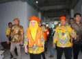Bupati Pekalongan Fadia Arafiq saat meninjau progres pembangunan Gedung RSUD Kraton di Desa Kampil, Kecamatan Wiradesa, Rabu, 18 Juni 2025. (Fahri Akbar/Lingkarjateng.id)