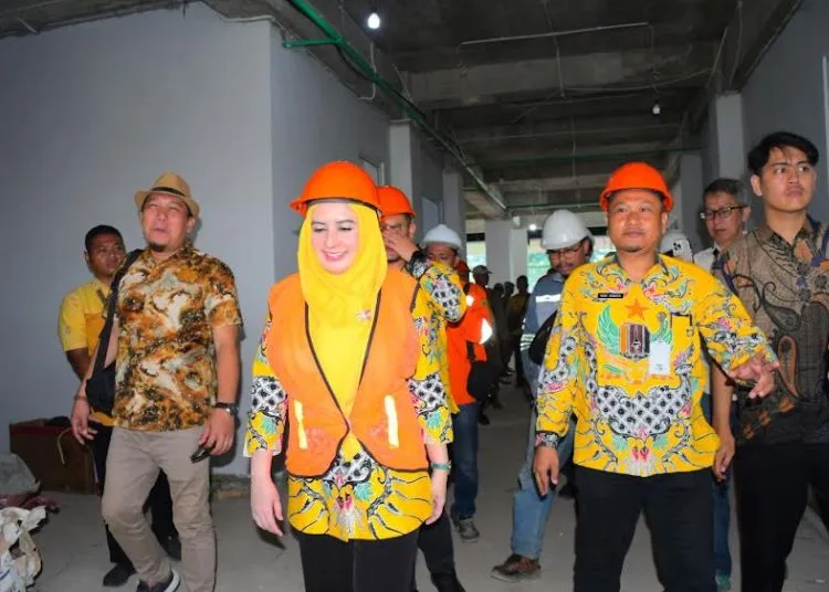 Bupati Pekalongan Fadia Arafiq saat meninjau progres pembangunan Gedung RSUD Kraton di Desa Kampil, Kecamatan Wiradesa, Rabu, 18 Juni 2025. (Fahri Akbar/Lingkarjateng.id)