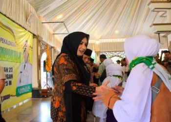 Bupati Pekalongan Fadia Arafiq menyambut kedatangan jamaah haji asal Kabupaten Pekalongan di Pendopo Rumah Dinas Bupati, Kamis, 19 Juni 2025. (Fahri Akbar/Lingkarjateng.id)