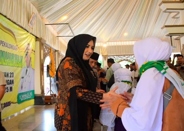 Bupati Pekalongan Fadia Arafiq menyambut kedatangan jamaah haji asal Kabupaten Pekalongan di Pendopo Rumah Dinas Bupati, Kamis, 19 Juni 2025. (Fahri Akbar/Lingkarjateng.id)