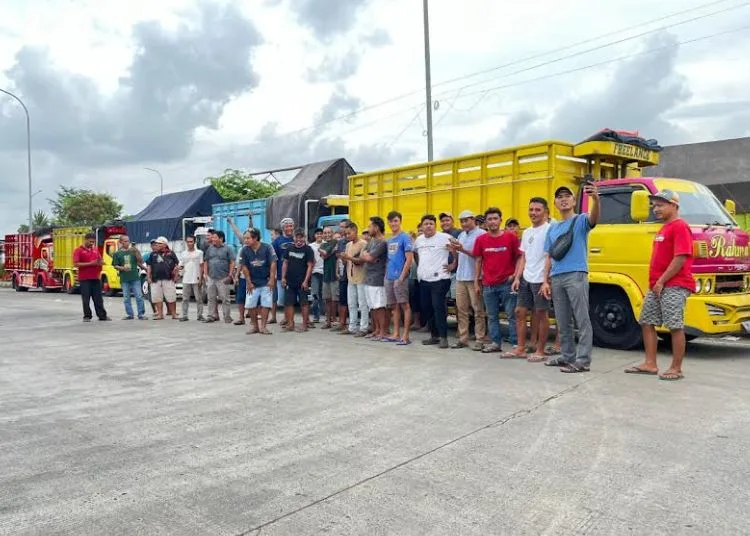 Puluhan sopir truk berkumpul bersama di kawasan Industri Batik Centre (IBC) Wiradesa, Kabupaten Pekalongan, saat menggelar aksi mogok kerja menolak penerapan penuh aturan ODOL, Kamis sore, 19 Juni 2025. (Fahri Akbar/Lingkarjateng.id)